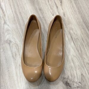 TALBOTS TAN  BLOCK HEEL ROUOND TOE FLATS PATTENT LEATHER SIZE 9.5